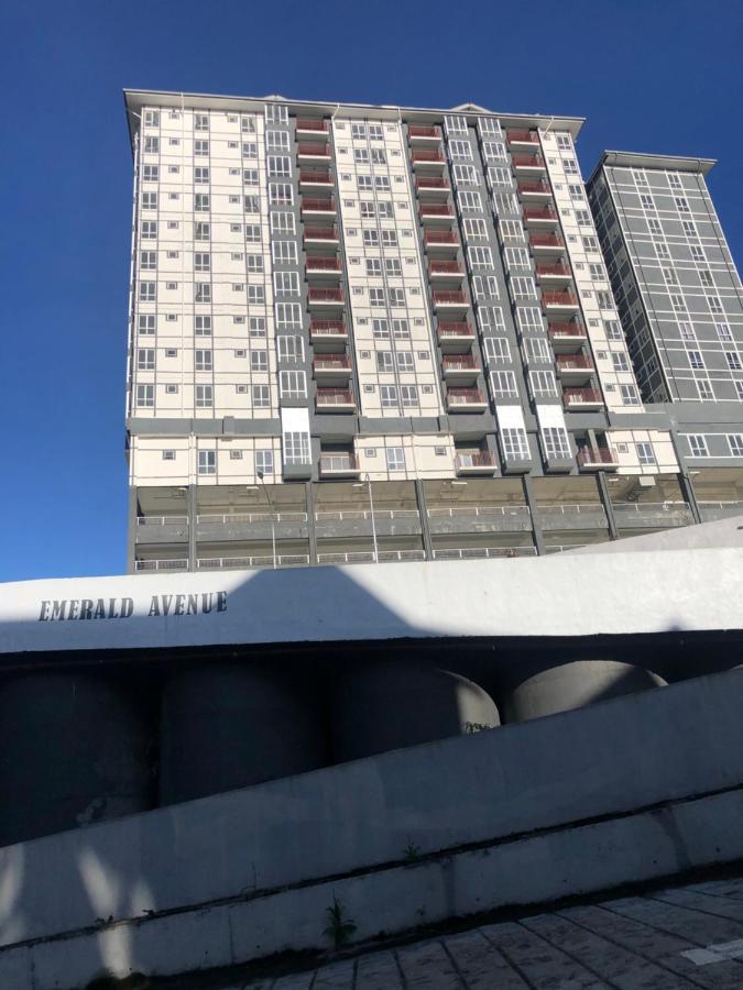 Ramadhina Eagle Eye View Home2Stay Emerald Avenue ブリンチャン エクステリア 写真